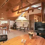 4 Person In Hals-by Traum * Hals