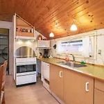 4 Person In Hals-by Traum *