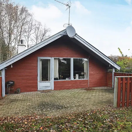 4 Person In Hals-by Traum